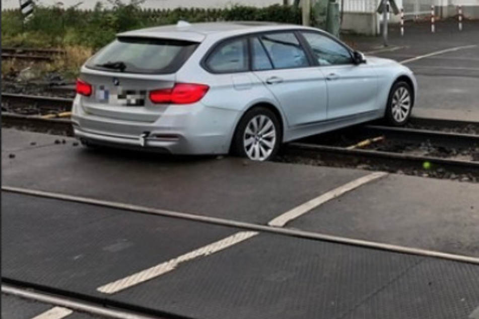 Ein Abschleppdienst musste den BMW aus den Gleisen holen.