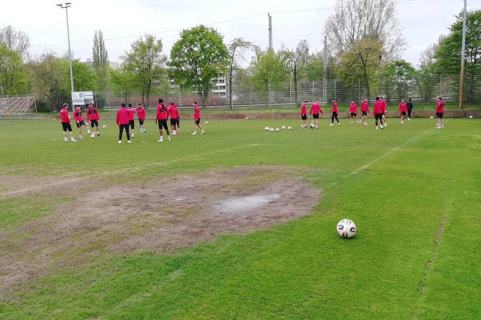 Bild vom Freitagstraining: Auch die schwierigen Platzbedingungen machen vielen Spielern zu schaffen.