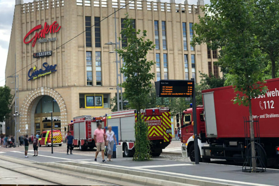Feuerwehreinsatz in Chemnitz: Die Galerie Roter Turm musste wegen eines Fehlalarms geräumt werden.