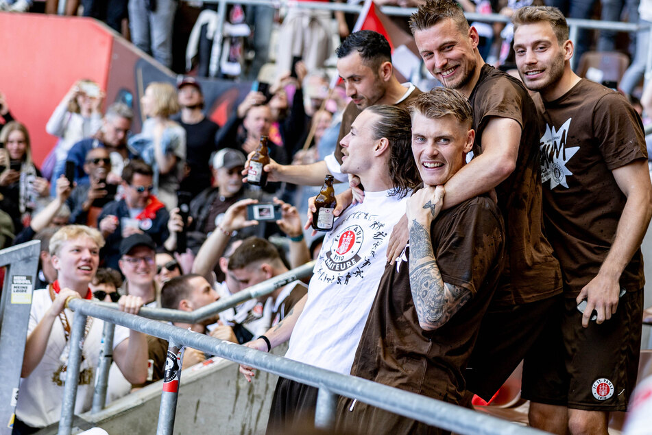 Ausgelassener konnte die Stimmung beim FSCP nicht sein! V.l.n.r.: Manolis Saliakas (27), Jackson Irvine (31), Eric Smith (27), Hauke Wahl (30) und Lars Ritzka (26) feiern den vorzeitigen Aufstieg auf der Tribüne.