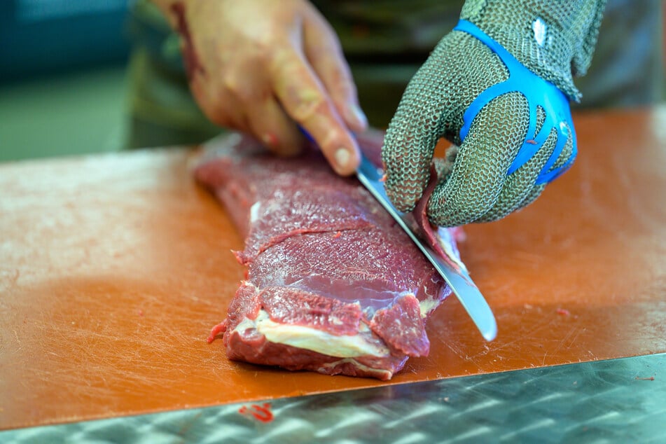 Beim Zuschnitt von Fleisch ist Fachwissen und Fingerspitzengefühl gefragt.