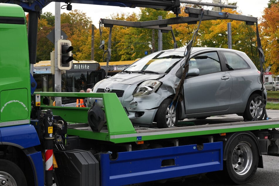 Der beteiligte Wagen wurde abgeschleppt.