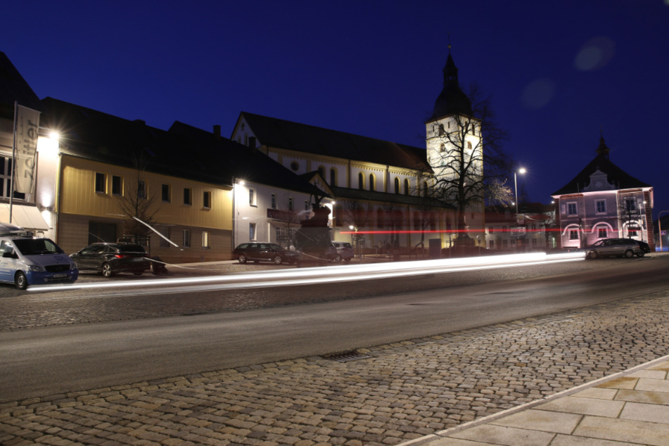Der Kirchplatz und die Kirche St. Jakob in Mitterteich.