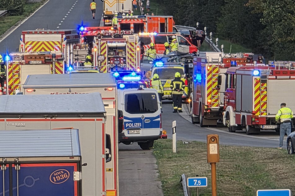 Unfall A3: Unglück auf A3: Nach Vater auch Kind gestorben - Suche nach Lkw-Fahrer dauert weiter an
