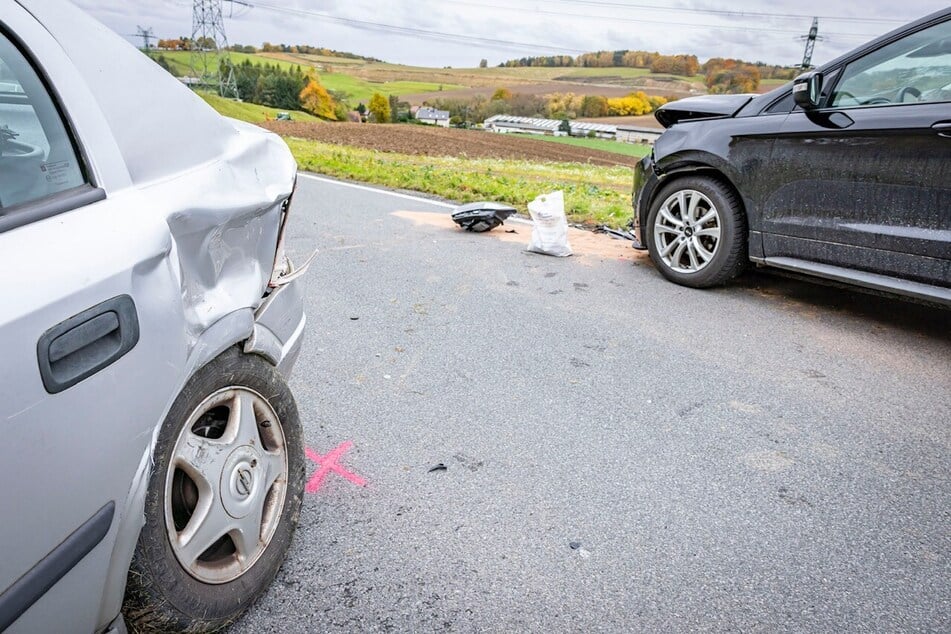 Die Autos kollidierten, als der 34-jährige Opel-Fahrer die Kontrolle über seinen Wagen verlor.