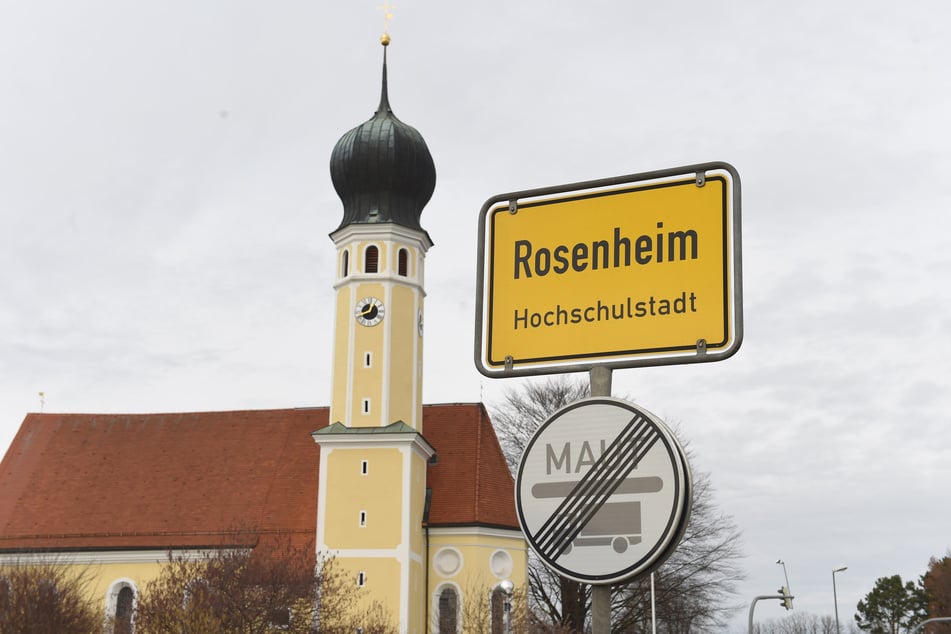 Das Ortsschild von Rosenheim und die Kirche Heilig Blut.