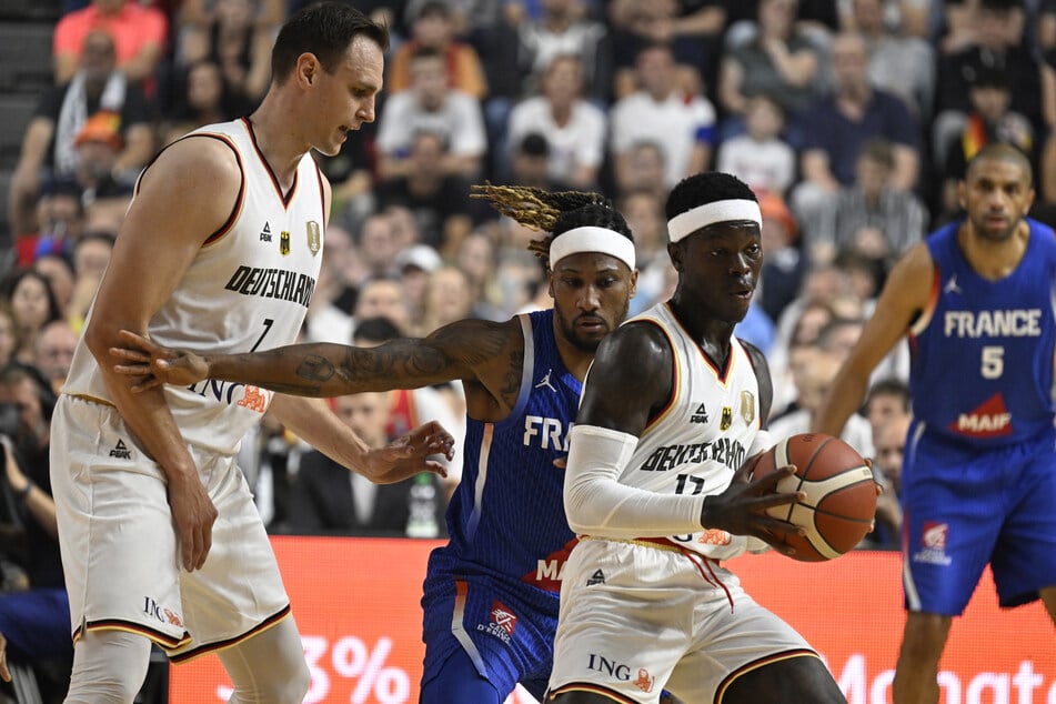 DBB-Star Dennis Schröder (30, 3.v.l.) am Samstag im Test gegen Frankreich.