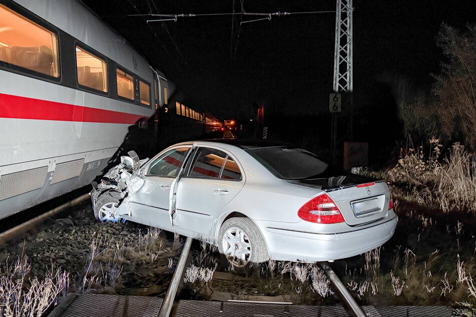 Das Auto des 75-Jährigen wurde seitlich von dem ICE erfasst.