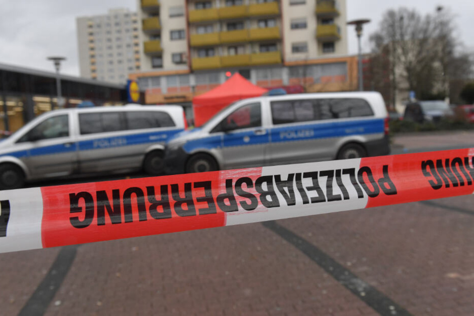 Polizeifahrzeuge vor einem Tatort in Hanau-Kesselstadt.