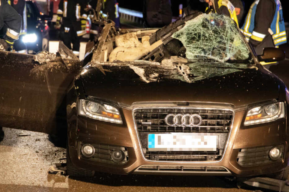 Der Audi wurde bei dem Unfall auf der Bundesstraße 300 in Bayern schwer beschädigt.