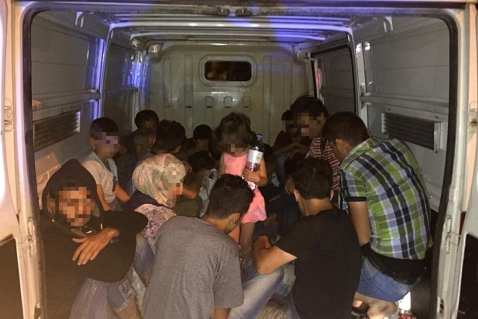 Migranten vertrauen sich vermehrt Schleuser an, um über die Grenzen zu kommen. (Archivbild)