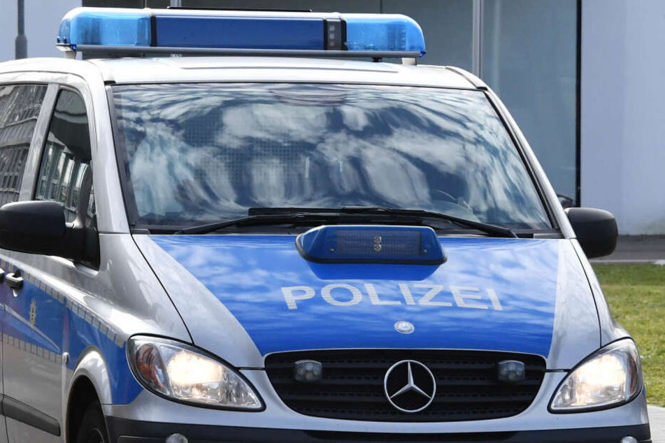 Die Ermittlungen laufen wegen Sachbeschädigung und des Verwendens von Kennzeichen verfassungswidriger Organisationen (Symbolbild).