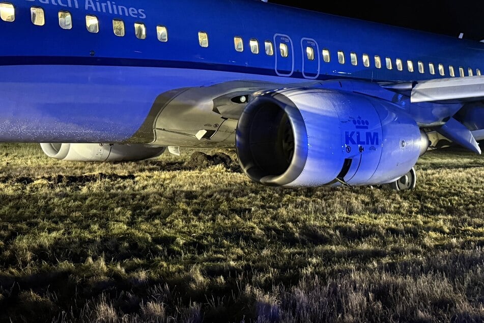 Die Boeing 737 auf der Wiese: Nach einer eingeleiteten Notlandung ist die Maschine vom Rollfeld gerutscht.