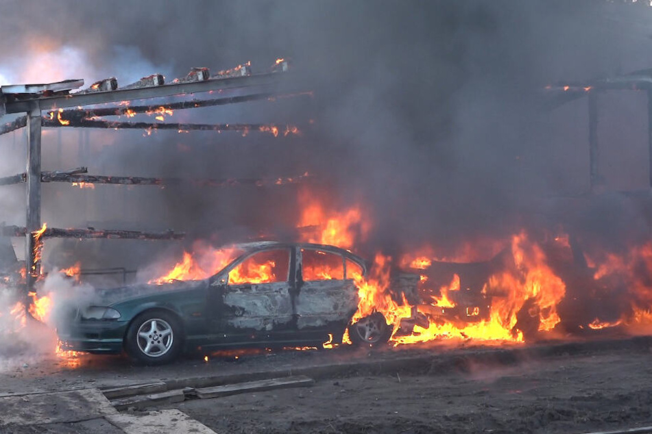 Das Feuer griff auch auf die Fahrzeuge über.