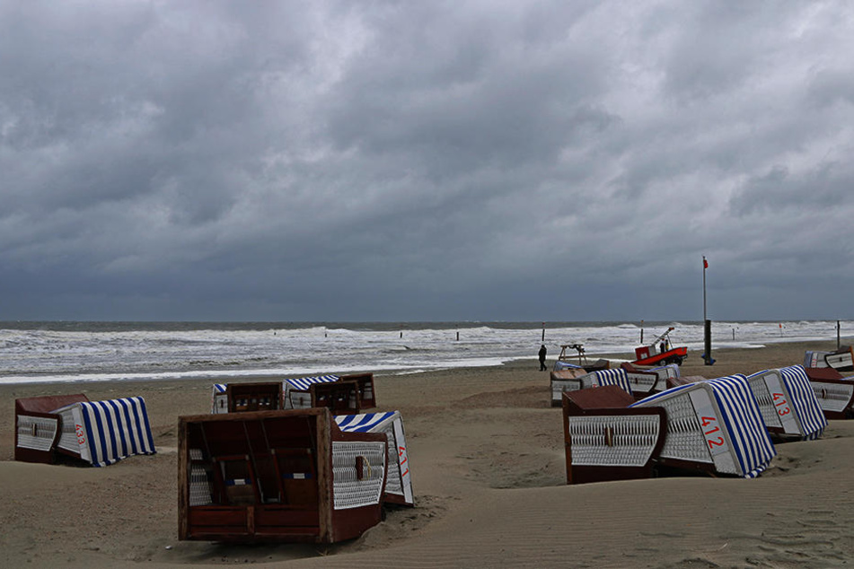 Dunkle Wolken über Norderney an Pfingsten. Kommt es heute Abend noch schlimmer?