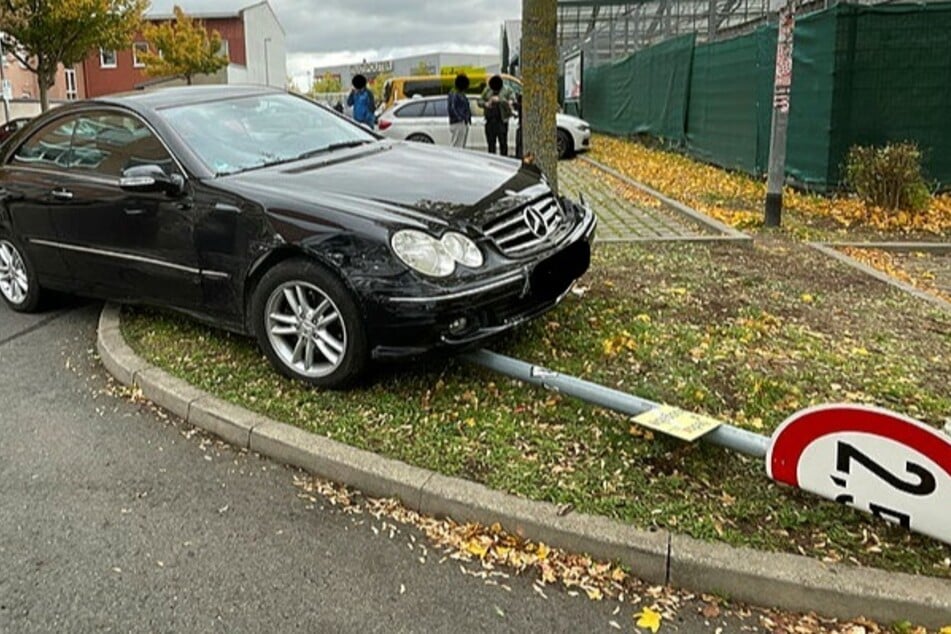 Unfall am Gartencenter: Rentner fährt seine Ehefrau über den Haufen