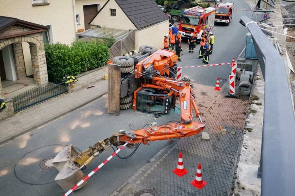 Bagger stürzt mit Fahrer sechs Meter in die Tiefe