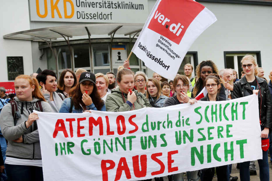 Beschäftigte der Uniklinik Düsseldorf streiken und protestieren für mehr Entlastung bei den Arbeitszeiten.