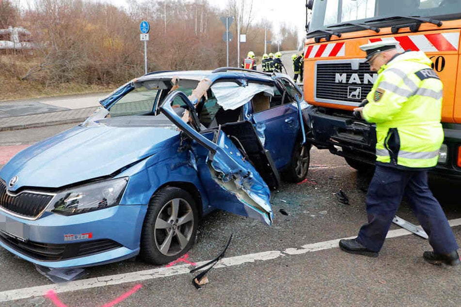 Nach Crash mit einem Truck ist ein Skoda nur noch Schrott.