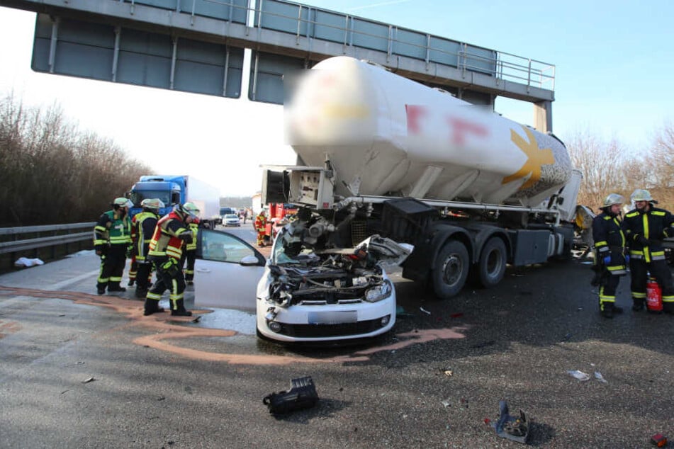 Ein Lastwagen steht nach dem Unfall quer auf der Fahrbahn.