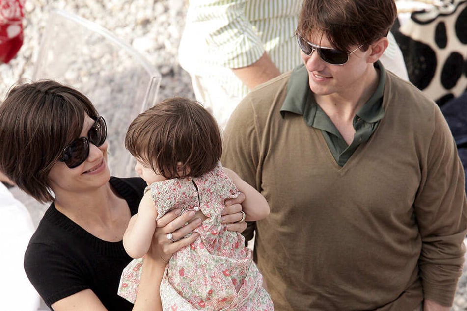 Katie Holmes und Tom Cruise 2007 mit der damals Zweijährigen Suri bei einer Strandparty im gemeinsamen Frankreichurlaub. Fünf Jahre später war die Ehe der beiden zu Ende.