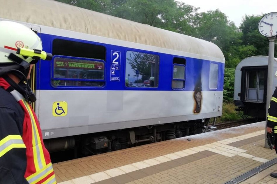 Dieser Zug der MRB hat auf dem Weg von Chemnitz nach Leipzig Feuer gefangen.