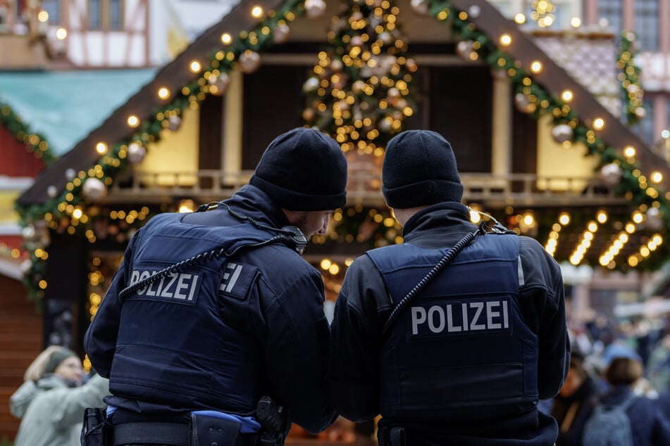 Die Polizei wird sowohl in Uniform als auch in Zivil für Sicherheit sorgen. (Symbolbild)