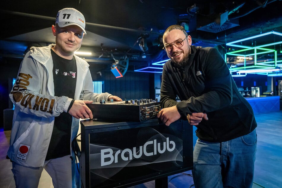 Kevin Eckert (29, r.) vom BrauClub freut sich auf die "Super Bowl Party".