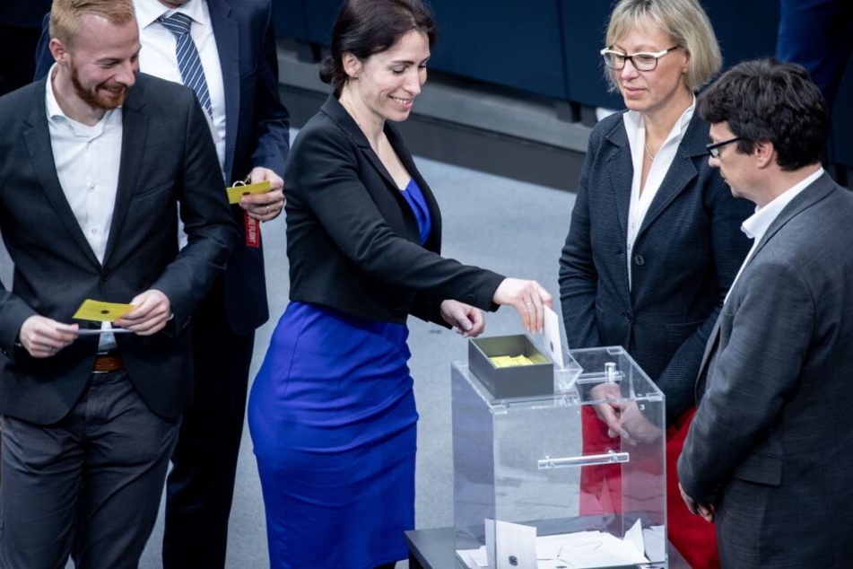 Mariana Harder-Kühnel (M) von der AfD gibt ihren Stimmzettel im 3. Wahlgang für das Amt der stellvertretenden Bundestagspräsidentin ab.