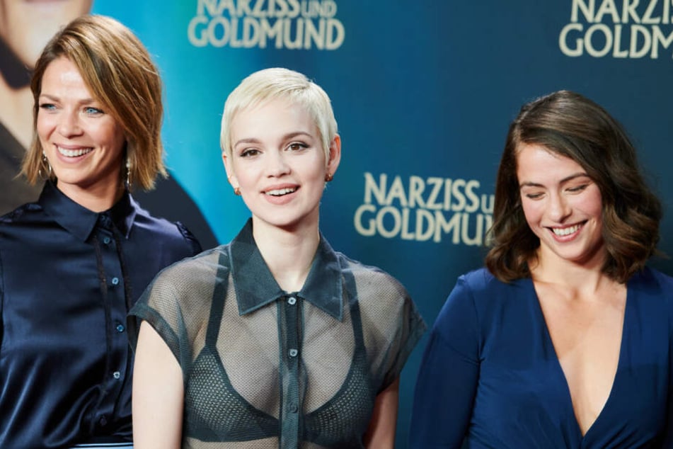 Die Schauspielerinnen Jessica Schwarz (l-r), Emilia Schüle und Henriette Confurius kommen zur Weltpremiere ihres Filmes "Narziss und Goldmund" in den Zoo-Palast.