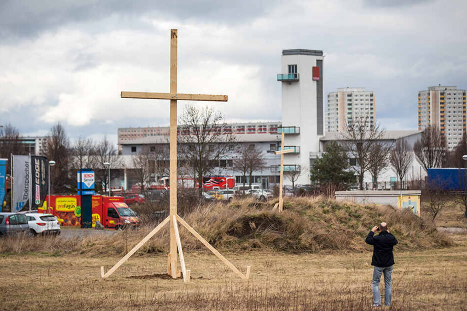 Unbekannte stellten auf dem Nachbargelände der Moschee große Holzkreuze auf.