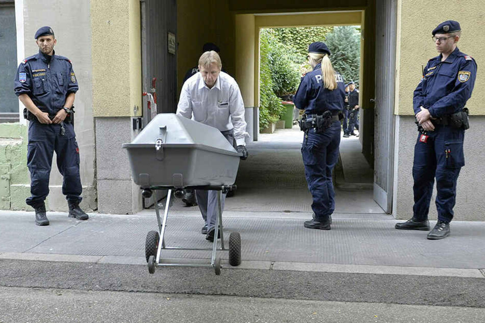 Die Leiche des getöteten Mädchens wird in einem Sarg aus einer Wohnhausanlage in Wien gebracht und in einen Leichenwagen gehoben.