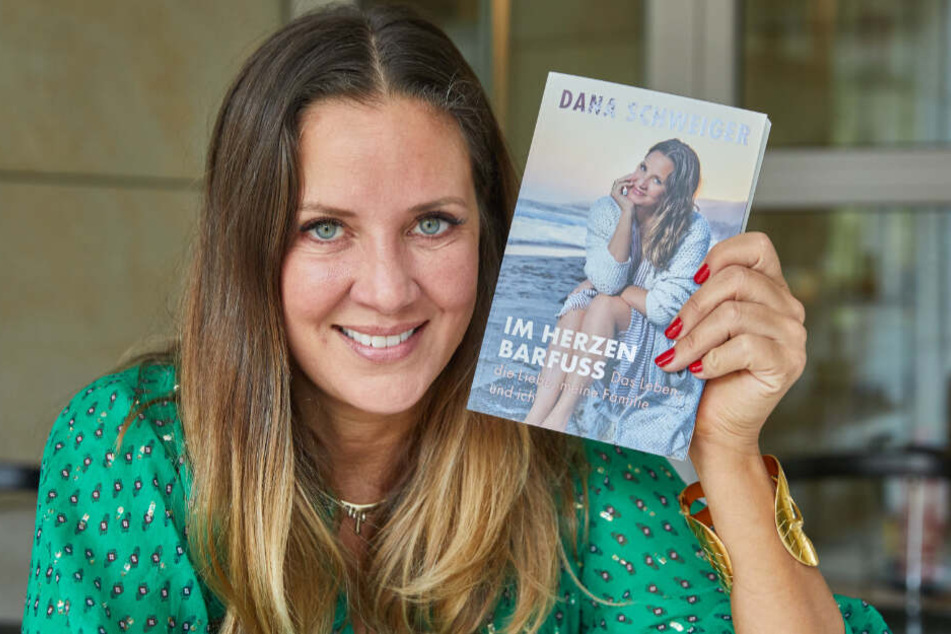 Am 6. November erschien ihr Buch "Im Herzen barfuß", in dem Dana auch von Ehe mit Til Schweiger erzählt.