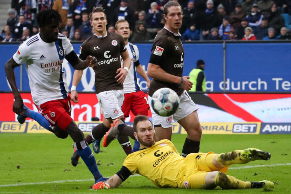 Robin Himmelmann hielt seinen Kasten gegen den HSV und Bakery Jatta sauber.