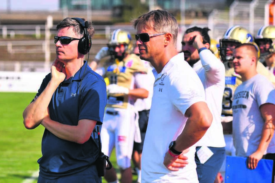 Defense-Coach Thomas Stantke (M., neben Monarchs-Headcoach Ulrich Däuber) weiß, dass Kontrahent Berlin ein harter Brocken wird.