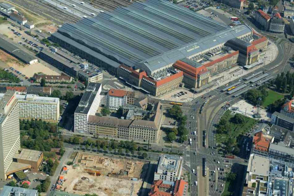 Auf der Westseite des Leipziger Hauptbahnhofs war am Freitagabend ein leerstehendes und von Obdachlosen als Schlafunterkunft genutztes Gebäude in Brand geraten. (Archivbild)