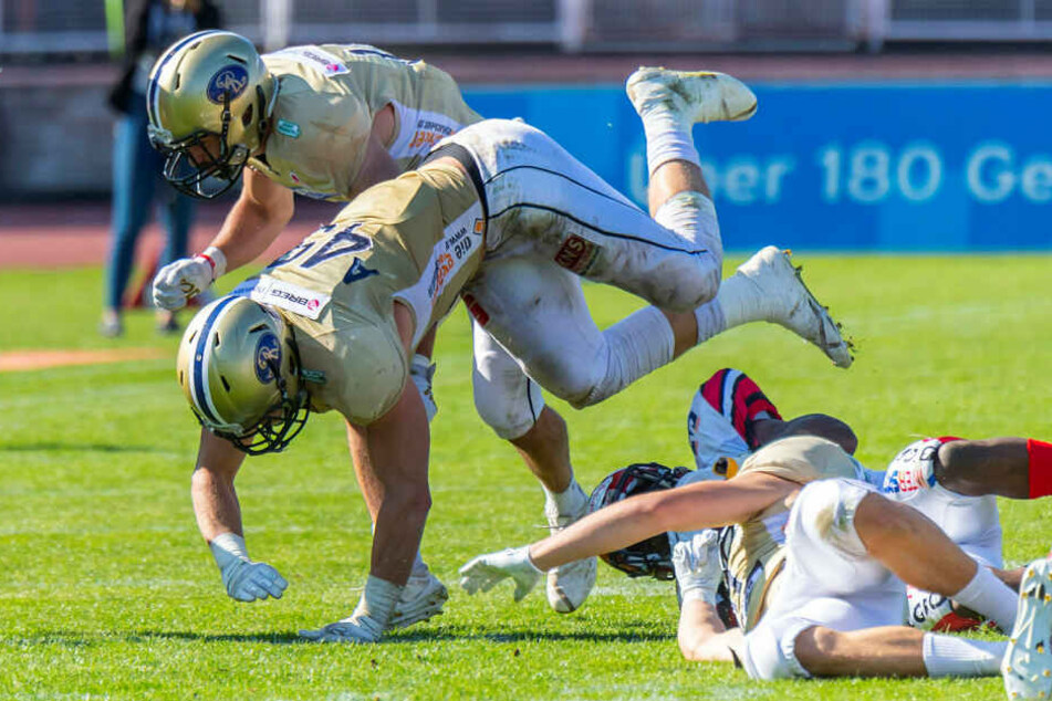 Die American-Football-Spieler der Monarchs sind leicht an ihren goldenen Helmen zu erkennen.
