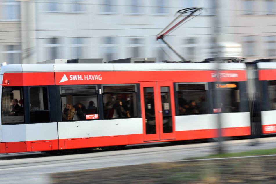 In einer Straßenbahn der Linie 8 belästigte der Mann die beiden 13-jährigen Mädchen. (Symbolbild)