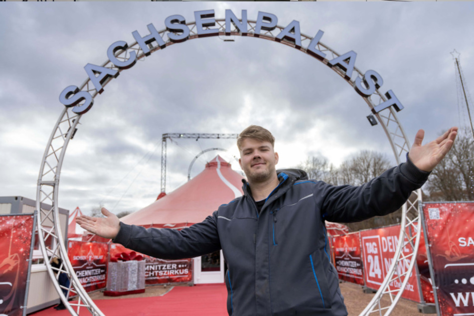 Hereinspaziert: Miguel Hein (23) vom Veranstalter "Sachsenpalast" lädt in den Chemnitzer Weihnachtszirkus.
