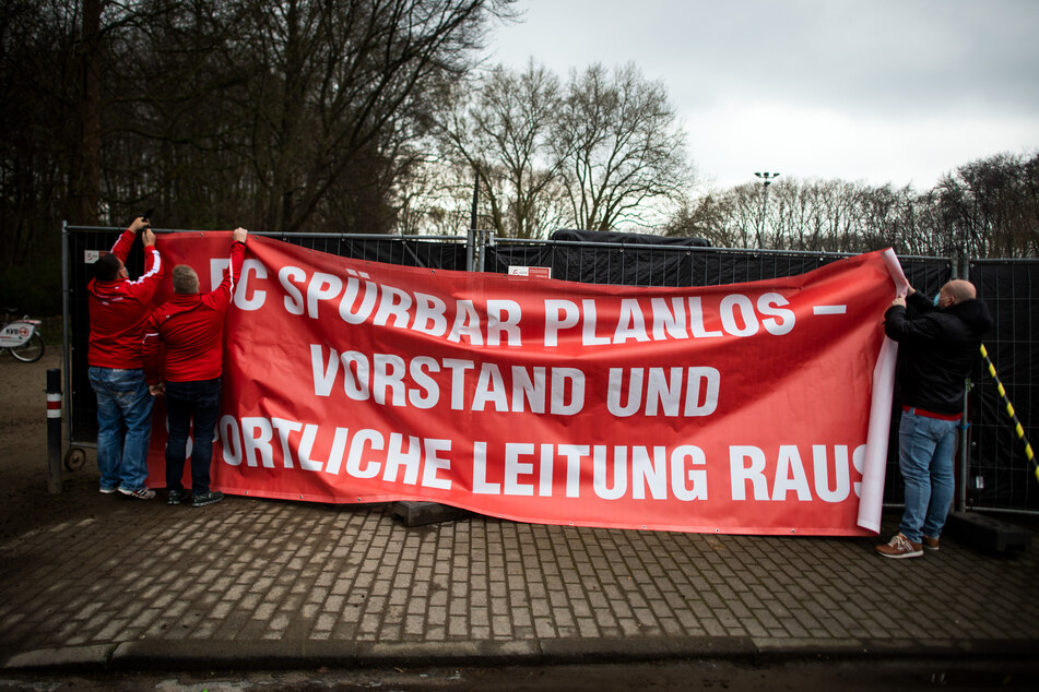 FC-Köln-Fans hängten am Montag ein Protestplakat mit der Aufschrift "FC SPÜRBAR PLANLOS - VORSTAND UND SPORTLICHE LEITUNG RAUS" auf.