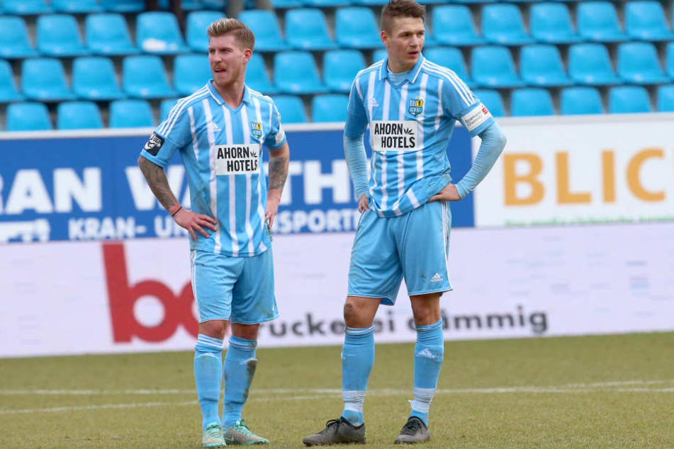 Philip Türpitz (l., rechts Daniel Frahn) hat 2014 in der Regionalliga
West elf Mal für Lotte gespielt. Die für Sonnabend geplante Rückkehr mit dem
CFC verschiebt sich durch die Absage