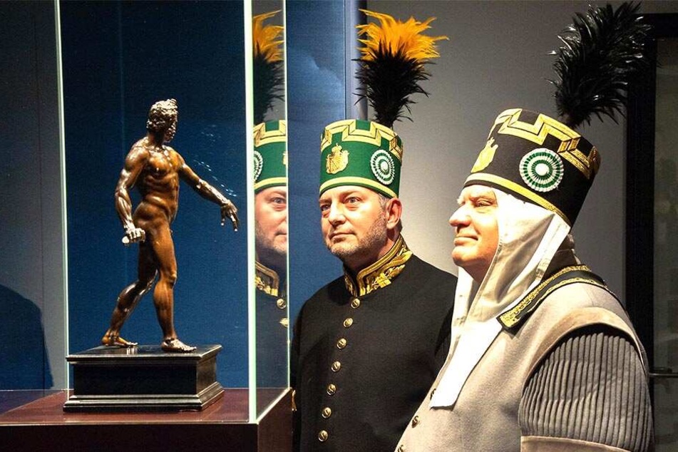 Heiko Götze (52, l.) und Ulrich Schadenberg (75) von der Hüttenknappschaft bewundern den "Kriegsgott" Dresdner Mars.