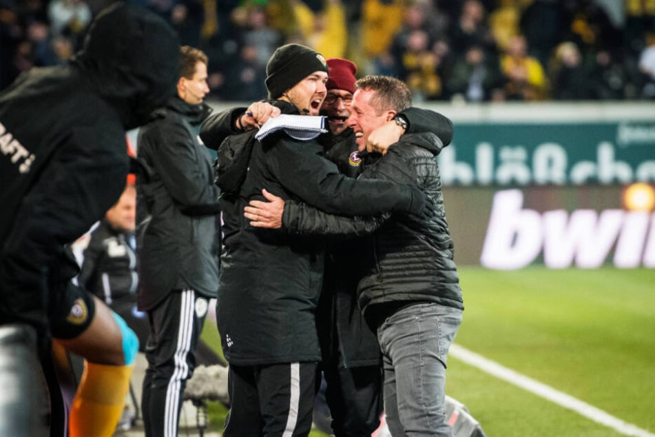 Trainer-Jubel: Markus Kauczinski (r.) feierte das 1:0 am Mittwoch mit seinen Co-Trainern Heiko Scholz und Willi Weiße (l.)