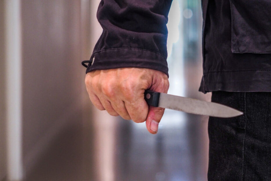 Die Frau wurde mit mehreren Messerstichen lebensgefährlich verletzt (Symbolfoto).