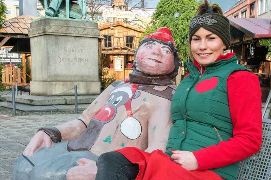 Samanta Walz (22) von der "Zwickauer Wichtelbäckerei" gefallen die großen Weihnachts-Figuren auf den Bänken vor dem Robert-Schumann-Denkmal.