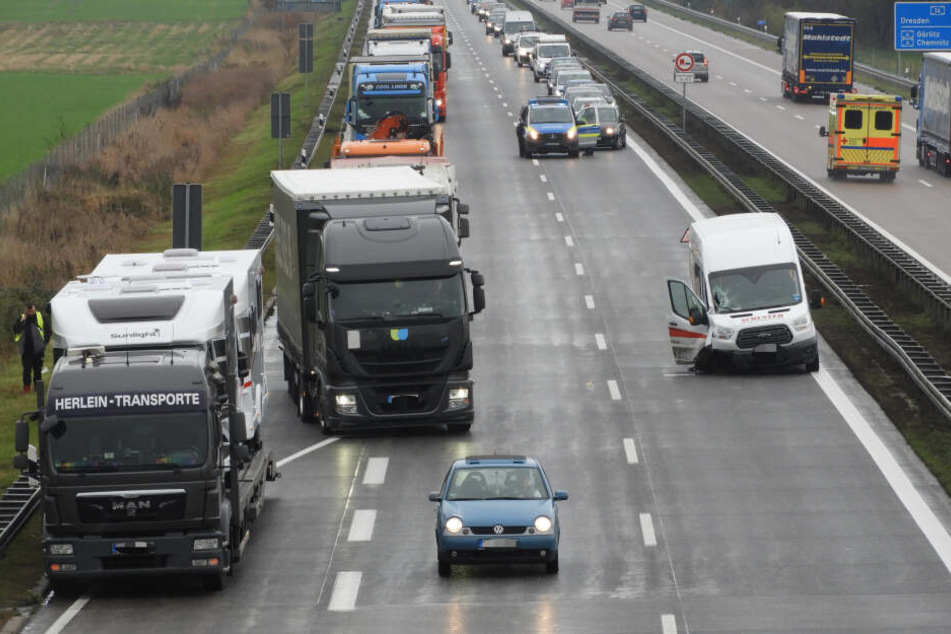 Die A14 musste vorübergehend vollständig gesperrt werden. Später wurde der Verkehr an der Unfallstelle vorbei geleitet.