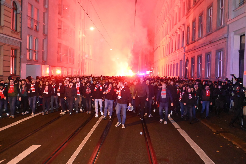 Pfaffendorfer Straße: Gegen 18.30 Uhr marschierten etwa 3000 Belgrad-Anhänger zum Stadion.