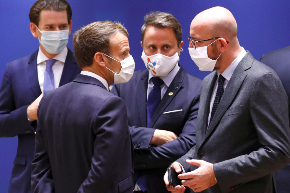Brüssel: Österreichs Bundeskanzler Sebastian Kurz (l-r), der französische Staatspräsident Emmanuel Macron, Luxemburgs Premierminister Xavier Bettel und der Präsident des Europäischen Rates Charles Michel sprechen am Samstag miteinander.