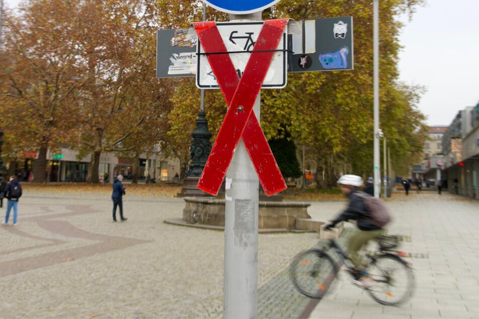 Aufgrund des anstehenden Augustusmarktes ist das Radfahren auf der Hauptstraße vorübergehend verboten worden.