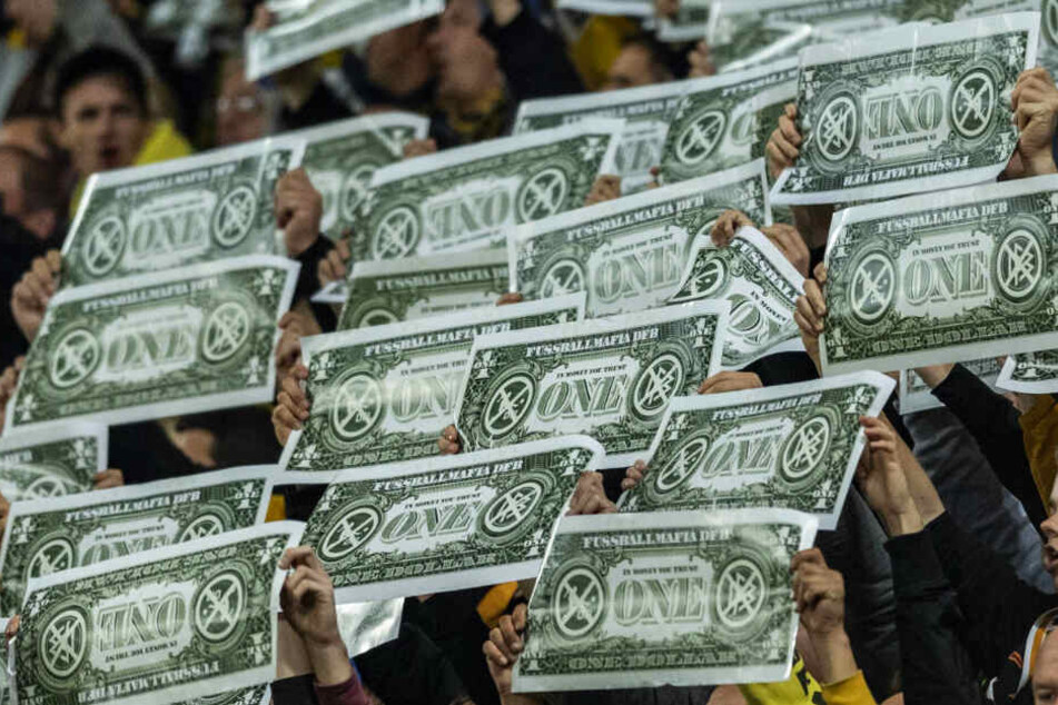Die Fans - nicht nur in Dresden - haben ihre eigene Meinung zur Finanzpolitik des DFB und der DFL. Auf die Zahlungen aus den TV-Rechten kann und will mittlerweile aber kein Bundesligist mehr verzichten.